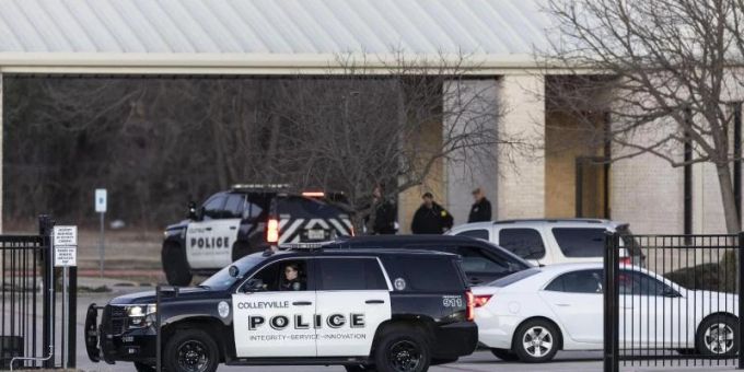 Polizeifahrzeuge stehen während der Geiselnahme auf der Zufahrt der Synagoge in Colleyville. Foto: Brandon Wade/AP/dpa