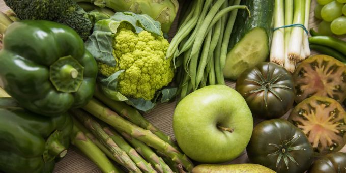 Grünes Gemüse soll bei der Sirtfood-Ernährung das Enzym Sirtuin im Körper aktivieren. Grünes Gemüse Apfel
