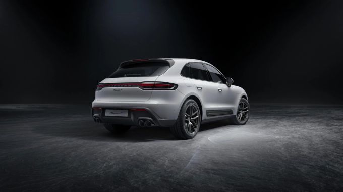 Am Heck zeigt der Porsche Macan T stolz die vier Rohre seine Sportabgasanlage 2022 Porsche Macan T