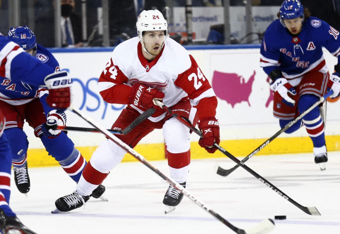 Pius Suter (Mitte) im Dress der Detroit Red Wings. NHL