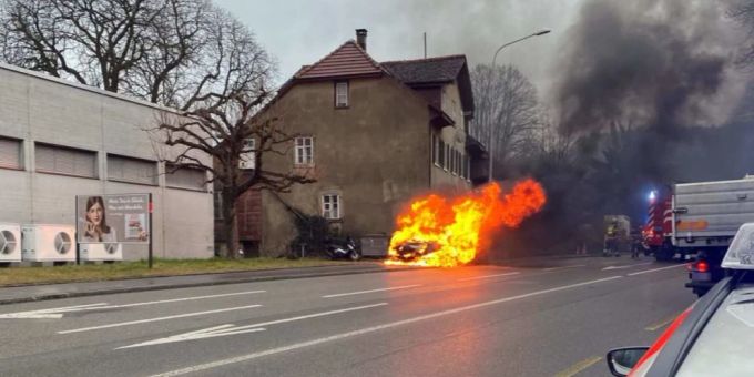 Auto brennt auf Trottoir vollständig aus.