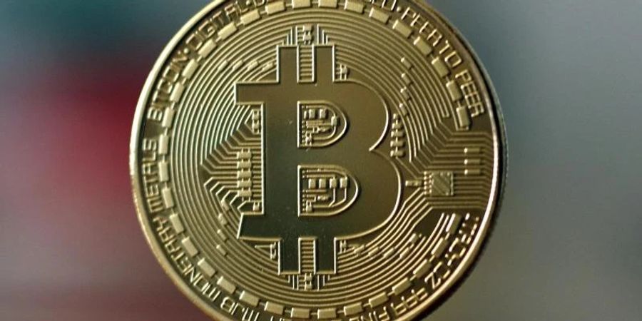 Nach dem russischen Angriff auf die Ukraine ist auch der Wert von Kryptowährungen wie Bitcoin gefallen. Foto: Ina Fassbender/dpa