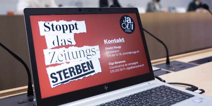 Der Slogan «Stoppt das Zeitungs-Sterben» während einer Medienkonferenz des Komitees «Ja zur Medienvielfalt». mediengesetz