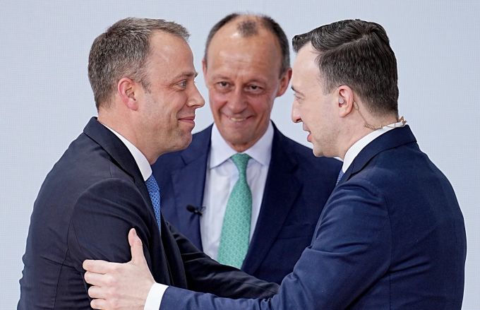 22.01.2022, Berlin: Paul Ziemiak (r), CDU-Generalsekretär, gratuliert Mario Czaja (l), künftiger CDU-Generalsekretär, nach dessen Wahl in Beisein von Friedrich Merz (M), künftiger CDU-Bundesvorsitzender, beim Bundesparteitag der CDU im Konrad-Adenauer-Haus. CDU-Parteitag