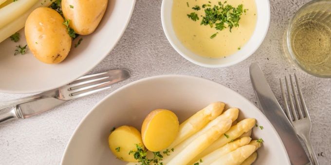 Bei einer falschen Weinauswahl kann das Stangengemüse durchaus etwas metallisch schmecken. Deshalb sollte zum weissen Spargel kein Riesling gewählt werden. Dafür passt besser ein Silvaner. Bei einer falschen Weinauswahl kann das Stangengemüse durchaus etwas metallisch schmecken. Deshalb sollte zum weissen Spargel kein Riesling gewählt werden. Dafür passt besser ein Silvaner.