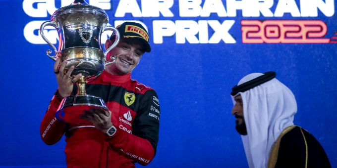 Charles Leclerc (Ferrari) feiert seinen Sieg beim Bahrain-GP der Formel 1. Charles Leclerc Ferrari