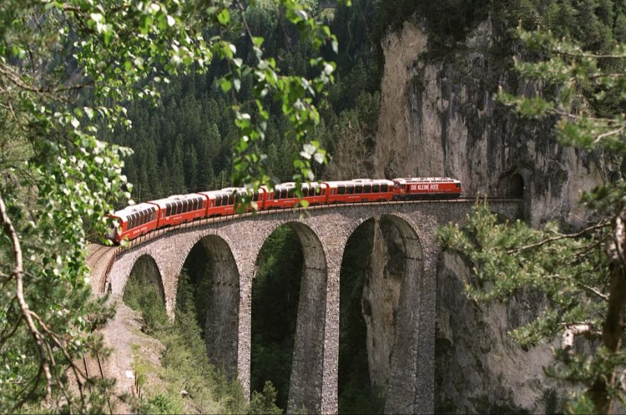 Beim zurecht weltberühmten Landwasserviadukt auf der Strecke Chur–St. Moritz sieht auch das ungeübteste Auge, mit welcher Kunstfertigkeit die Ingenieure die aus lokalem Kalkgestein gefertigte, gebogene Brücke nahtlos in die Umgebung einfügten.