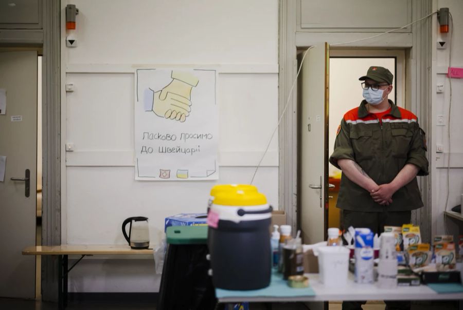 Eine Mitarbeiterin vor der Essensvergabe im Flüchtlingsempfangszentrum Zürich.