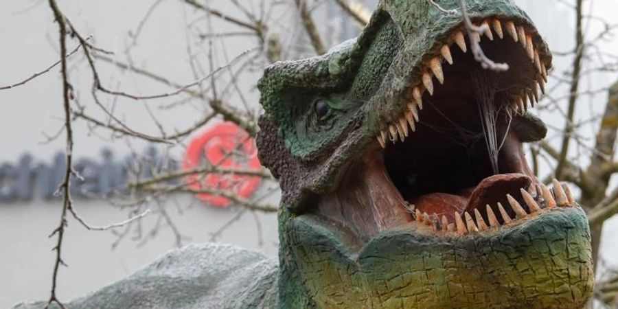 Vor dem Firmensitz von Schleich in Herlikofen steht die Nachbildung eines Dinosauriers. Der Spielwarenproduzent hat seine Geschäftszahlen für 2021 veröffentlicht. Foto: Stefan Puchner/dpa