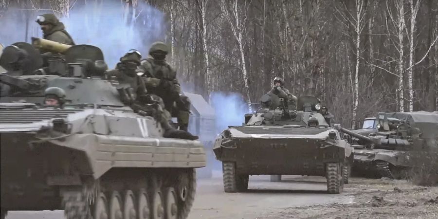 Russische Soldaten auf Militärfahrzeugen im Ukraine-Krieg. (Symbolbild)