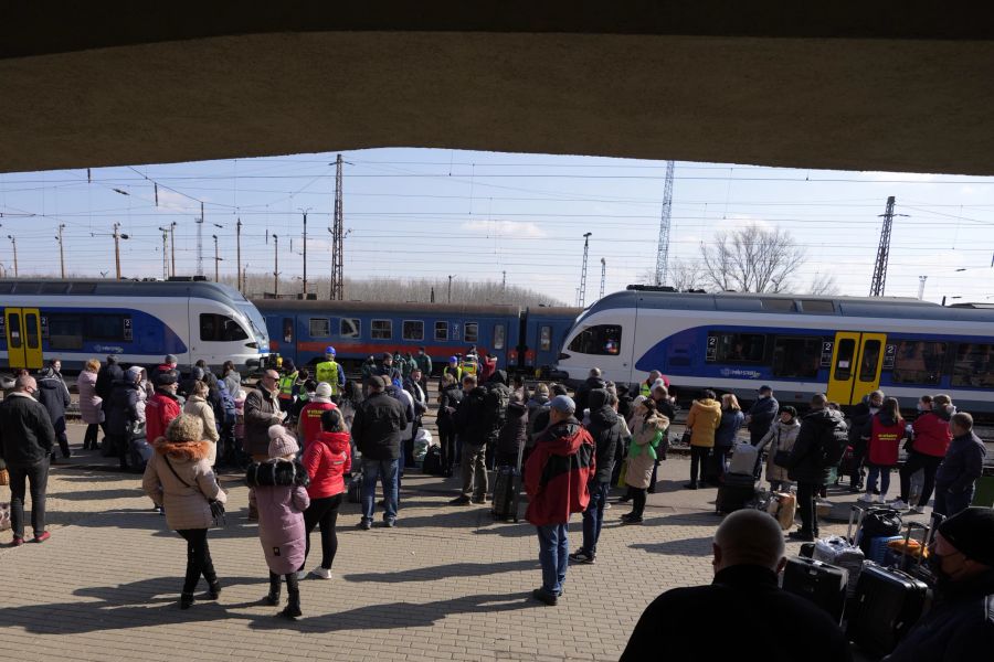 Flüchtlinge aus der Ukraine warten am 6. März 2022 am Bahnhof von Zahony, Ungarn, um weiterziehen zu können.