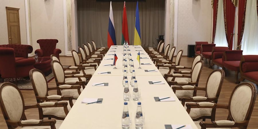 Das von der belarussischen Staatsagentur BelTA via AP zur Verfügung gestellte Bild zeigt den Tisch für Gespräche zwischen russischen und ukrainischen Delegationen am 28.02.2022 in einem Gästehaus in der Region Gomel.