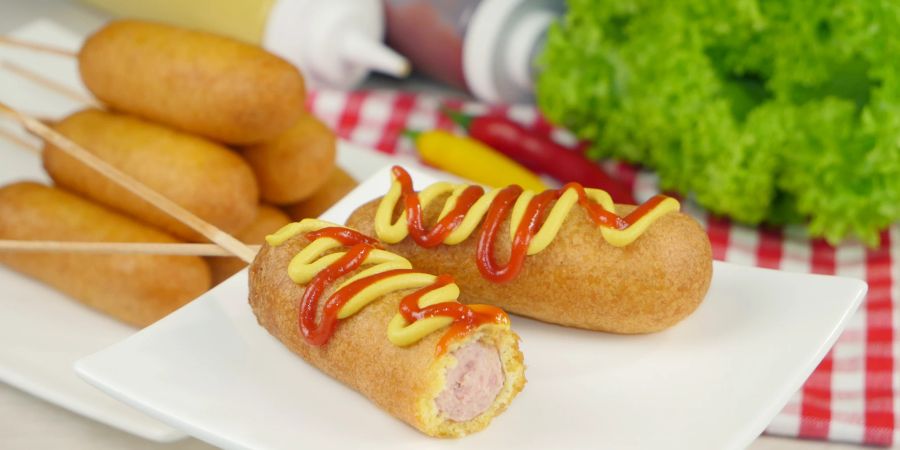 Corn Dogs Würstchen Senf Ketchup