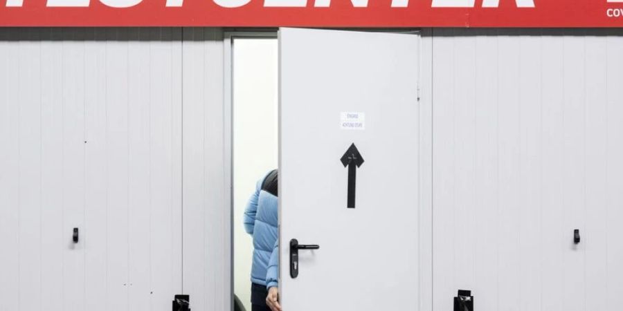 Eine Frau betritt einen Raum für einen Covid-19-Test in einem Testzentrum im Zürcher Hauptbahnhof.