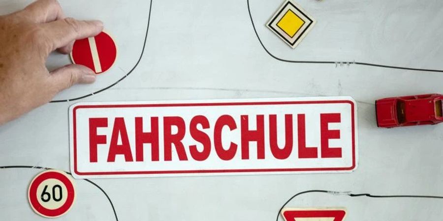 Fahrschulverbände sehen Pläne für grundsätzlichen Online-Theorieunterricht sehr kritisch. Foto: Swen Pförtner/dpa
