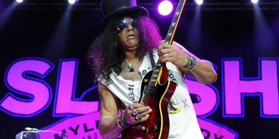 Der britisch-amerikanische Gitarrist Slash glaubt an die Zukunft des Rock n' Roll. Foto: Herbert P. Oczeret/APA/dpa