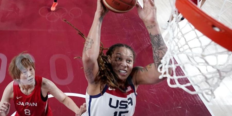 Brittney Griner (r) war in Moskau festgenommen worden. Foto: Eric Gay/AP/dpa