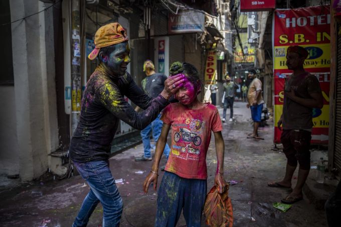Ein Sikh-Junge wird mit gefärbtem Puder eingeschmiert. (AP Photo/Altaf Qadri) India Hindu Festival