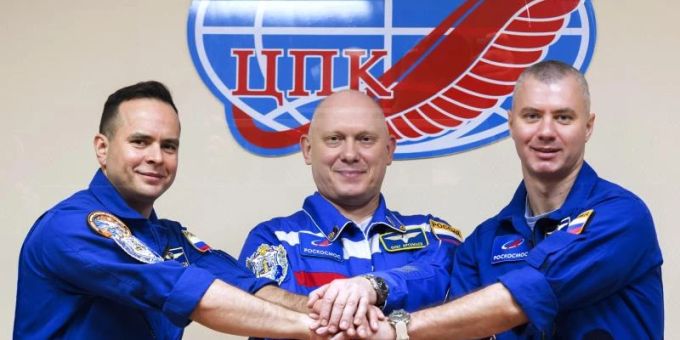 Die russischen Kosmonauten, Kommandant Oleg Artemjew (M) und die Flugingenieure Denis Matwejew (r) und Sergej Korssakow posieren für die Presse. Foto: Irina Spektor/Roscosmos Space Agency/AP/dpa Die russischen Kosmonauten, Kommandant Oleg Artemjew (M) und die Flugingenieure Denis Matwejew (r) und Sergej Korssakow posieren für die Presse. Foto: Irina Spektor/Roscosmos Space Agency/AP/dpa