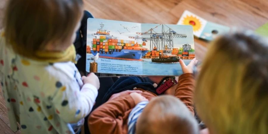 Kinder mit einem Bilderbuch