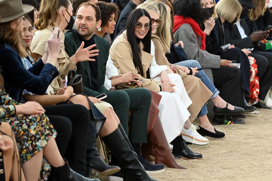 Demi Moore und Daniel Humm (im grünen Anzug) bei der Pariser Fashion Week.