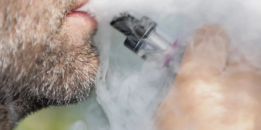 Geht es nach den Gesundheitsorganisationen, so müsste ein Nikotinflächchen zur Abschreckung bis zu 16 mal teurer werden. Der Vape-Verband hingegen sieht in den E-Zigaretten ein Mittel zum Rauchstopp und möchte daher möglichst tiefe Steuern. (Archivbild)