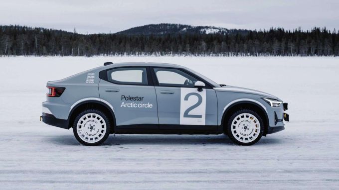 Bis zu 476PS zerren an den Spikereifen Polestar 2 Arctic Circle