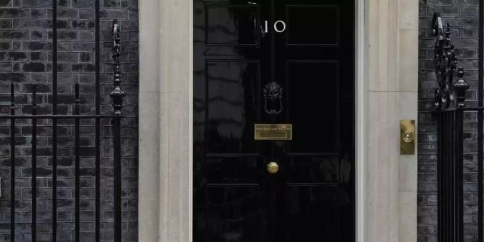 Kater Larry sitzt vor der Tür der 10 Downing Street. Dort wurden 2020 und 2021 - mitten im Lockdown - anscheinend rauschende Partys gefeiert. Foto: Alastair Grant/AP/dpa Kater Larry sitzt vor der Tür der 10 Downing Street. Dort wurden 2020 und 2021 - mitten im Lockdown - anscheinend rauschende Partys gefeiert. Foto: Alastair Grant/AP/dpa