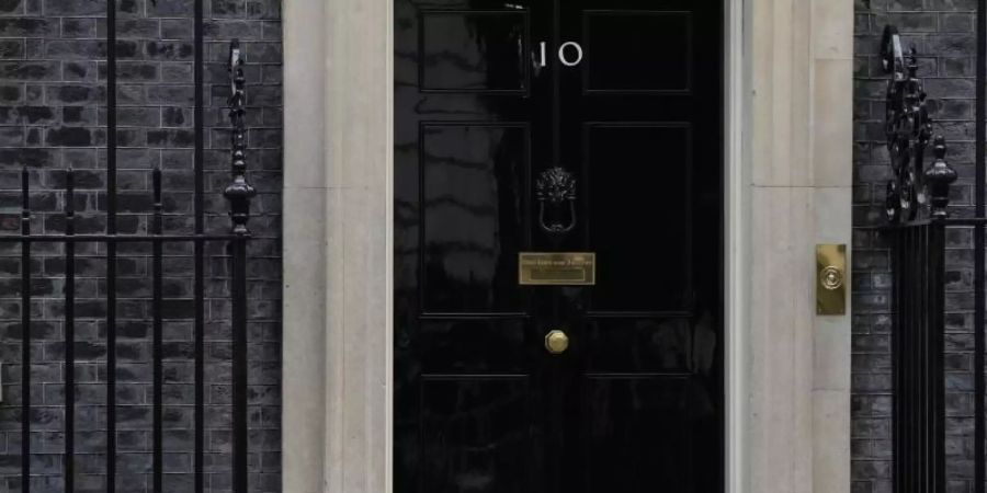 Kater Larry sitzt vor der Tür der 10 Downing Street. Dort wurden 2020 und 2021 - mitten im Lockdown - anscheinend rauschende Partys gefeiert. Foto: Alastair Grant/AP/dpa