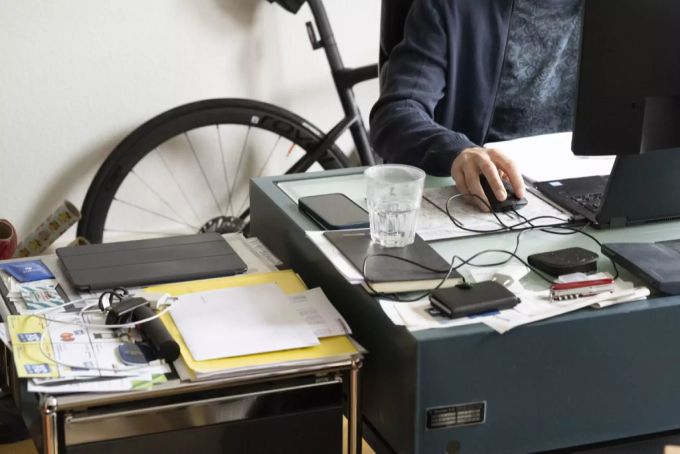 Ein Mann arbeitet mit Laptop und Bildschirm im Homeoffice, fotografiert am 5. Januar 2022 in Zürich. Homeoffice Omikron Coronavirus