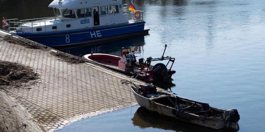 Beim Brand eines Motorbootes am Sonntagmorgen im Rheinhafen von Wiesbaden-Schierstein ist ein siebenjähriges Mädchen ums Leben gekommen. Foto: Marvin Filipovic/5vision.media/dpa