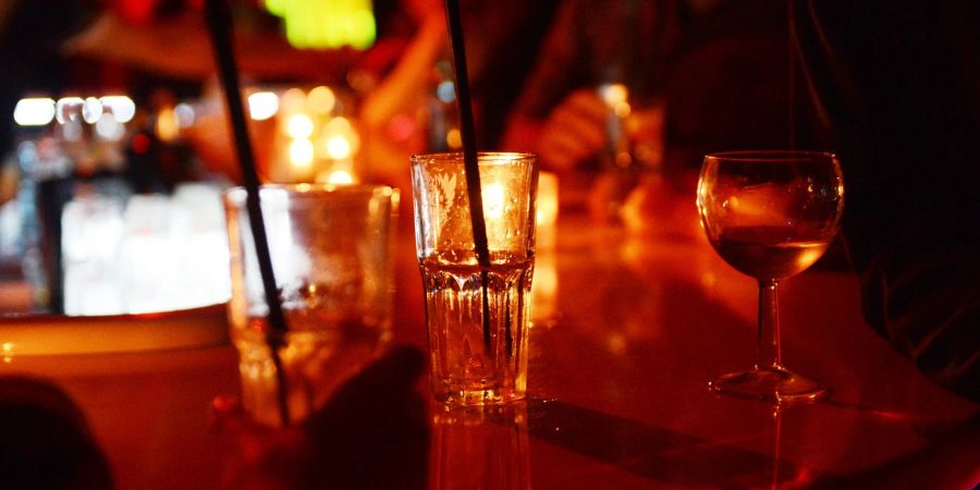 Gemeinsames Feiern kann gefährlich werden, wenn Täter aus dem Bekanntenkreis oder fremde Kriminelle Chemikalien nutzen, um Opfer wehrlos zu machen. B