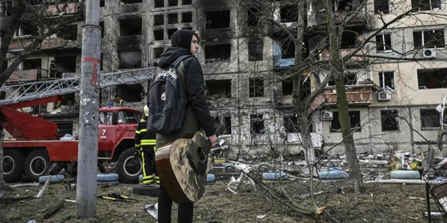 Zerstörtes Wohngebäude im Bezirk Obolon in Kiew