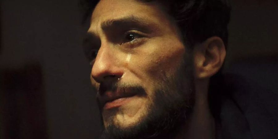 Burak Yigit als Attila in einer Szene des Films «Égalité». Foto: -/Alpha Centauri Studios/dpa