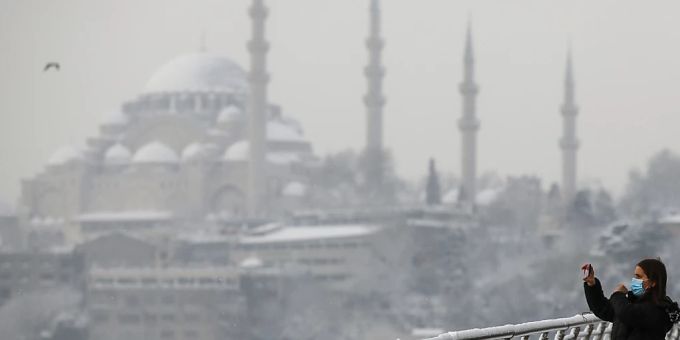 Starker Schneefall hat in der Türkei zu einem Verkehrschaos geführt. Der Airport Istanbul stellte Flüge aufgrund des Wetters vorübergehend komplett ein. Foto: Emrah Gurel/AP/dpa Starker Schneefall hat in der Türkei zu einem Verkehrschaos geführt. Der Airport Istanbul stellte Flüge aufgrund des Wetters vorübergehend komplett ein. Foto: Emrah Gurel/AP/dpa