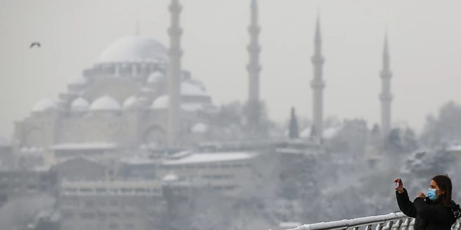 Starker Schneefall hat in der Türkei zu einem Verkehrschaos geführt. Der Airport Istanbul stellte Flüge aufgrund des Wetters vorübergehend komplett ein. Foto: Emrah Gurel/AP/dpa