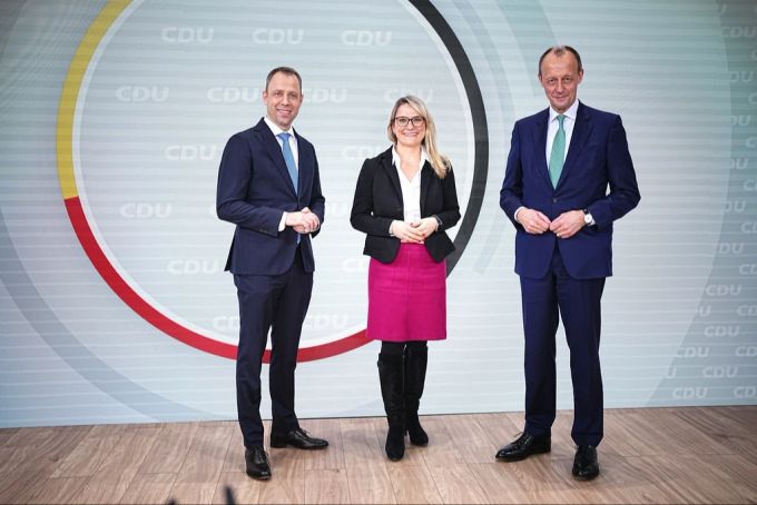 Christlich Demokratische Union Deutschlands: Friedrich Merz (r), künftiger CDU-Bundesvorsitzender, steht nach dem Bundesparteitag der CDU im Konrad-Adenauer-Haus neben Mario Czaja, künftiger CDU-Generalsekretär, und Christina Stumpp, künftige stellvertretende CDU-Generalsekretärin. christlich demokratische union deutschlands