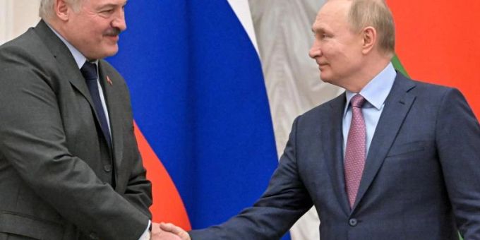 Kremlchef Wladimir Putin (r) mit Alexander Lukaschenko, Präsident von Belarus, bei einer gemeinsamen Pressekonferenz. Foto: Sergei Guneyev/Pool Sputnik Kremlin/AP/dpa Kremlchef Wladimir Putin (r) mit Alexander Lukaschenko, Präsident von Belarus, bei einer gemeinsamen Pressekonferenz. Foto: Sergei Guneyev/Pool Sputnik Kremlin/AP/dpa
