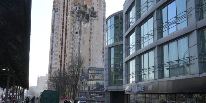 Ein beschädigtes Wohnhaus nach einem russischen Raketenangriff in Kiew. Foto: Efrem Lukatsky/AP/dpa Ein beschädigtes Wohnhaus nach einem russischen Raketenangriff in Kiew. Foto: Efrem Lukatsky/AP/dpa