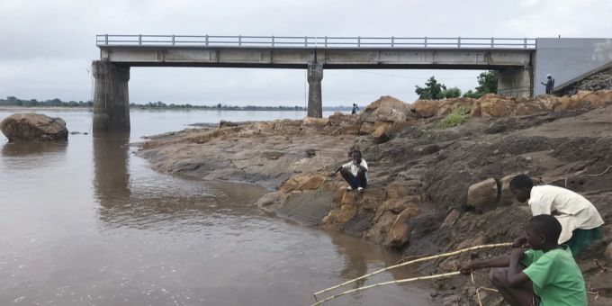 Menschen vergangene Woche nach einem Tropensturm in Mosambik. Sturm