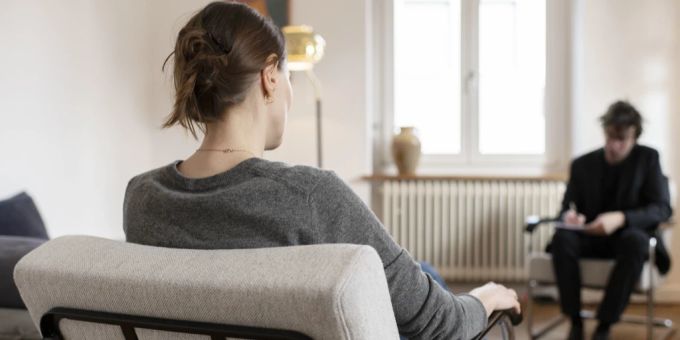 Die Analysen zeigen laut dem BAG, dass gut die Hälfte des Kostenanstiegs durch einen im Vergleich zur delegierten Psychotherapie höheren Tarif bedingt ist. (Symbolbild) Psychotherapie Symbolbild