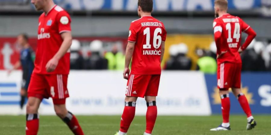 Rick van Drongelen (l-r), Vasilije Janjicic und Aaron Hunt aus Hamburg zeigen sich enttäuscht bei Spielende. Foto: Friso Gentsch