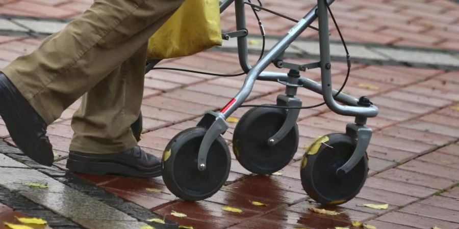 Eine älterer Mann mit Rollator. In Siegburg bei Köln hat ein Rentner mit einem Rollator rund 80 Autos zerkratzt. Foto: Karl-Josef Hildenbrand/Symbol