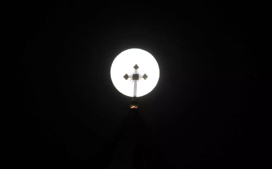 Der Supermond über einer Kirche in Tbilisi, Georgien.