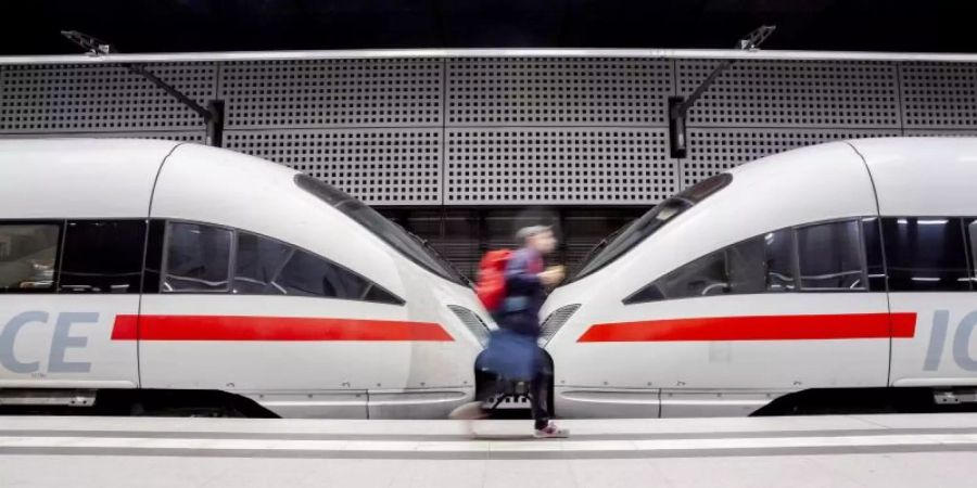 Bei der Entschädigung gilt: Kommt der Reisende mindestens eine Stunde zu spät, erhält er auf Antrag ein Viertel des Fahrpreises zurück. Ab zwei Stunden ist es die Hälfte. Foto: Christoph Soeder