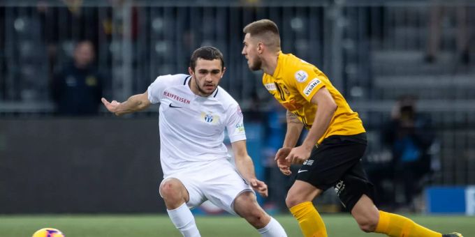 Zürichs Armin Alexevic, links, im Kampf mit YBs Loris Benito, rechts, im League Spiel zwischen dem BSC Young Boys Bern und FC Zürich. FUSSBALL, SUPER LEAGUE, MEISTERSCHAFT
