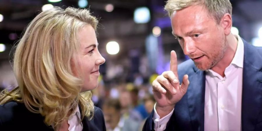 Gute Ergebnisse für beide: Linda Teuteberg, die neue FDP-Generalsekretärin, und Parteichef Christian Lindner beim Bundesparteitag der Liberalen. Foto: Britta Pedersen