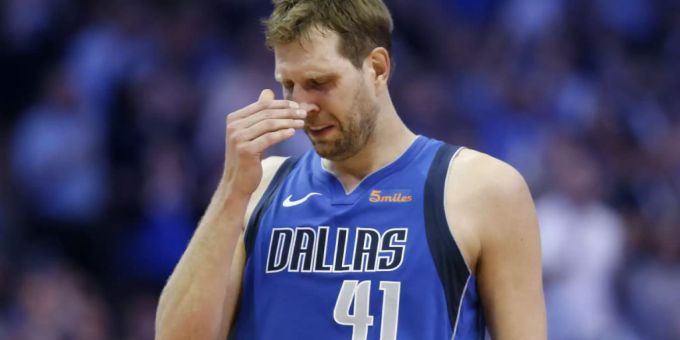 Tränen in den Augen: Der zurücktretende NBA-Star Dirk Nowitzki von den Dallas Mavericks. Tränen in den Augen: Der zurücktretende NBA-Star Dirk Nowitzki von den Dallas Mavericks.