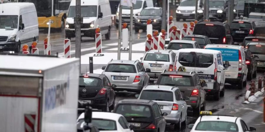 Autos und Lastwagen stehen am Stuttgarter Hauptbahnhof im Stau. Wissenschaftler der Nationalen Wissenschaftsakademie Leopoldina sprechen sich für eine Verkehrswende in Deutschland aus. Foto: Fabian Sommer