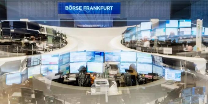 Blick in den Handelssaal an der Börse in Frankfurt am Main. Noch nie schütten Deutschlands Aktiengesellschaften so viel Geld an ihre Anteilseigner aus, wie in diesem Jahr. Foto: Boris Roessler Blick in den Handelssaal an der Börse in Frankfurt am Main. Noch nie schütten Deutschlands Aktiengesellschaften so viel Geld an ihre Anteilseigner aus, wie in diesem Jahr. Foto: Boris Roessler